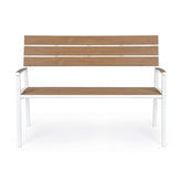 Kétszeméyles fehér fémvázas kerti pad, akácfa színű polifa háttlámlával, karfával és ülőfelülettel.