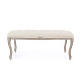 Koloniál stílusú, nyírfából és kaucsukfából készült, bézs színű, bársonyhatású textíliával kárpitozott kézműves ülőpad.