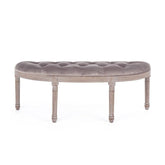 Koloniál stílusú, nyírfából és kaucsukfából készült, szürkésbarna színű, bársonyhatású textíliával kárpitozott kézműves ülőpad.