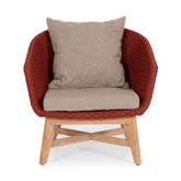 Design kerti fotel, skarlátvörös olefin kötélszövéssel, bézs színű ülő és hátpárnákkal.