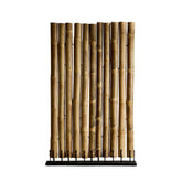 Trópusi stílusú, natúr színű, bambuszszárakból álló térelválasztó fém talapzaton.