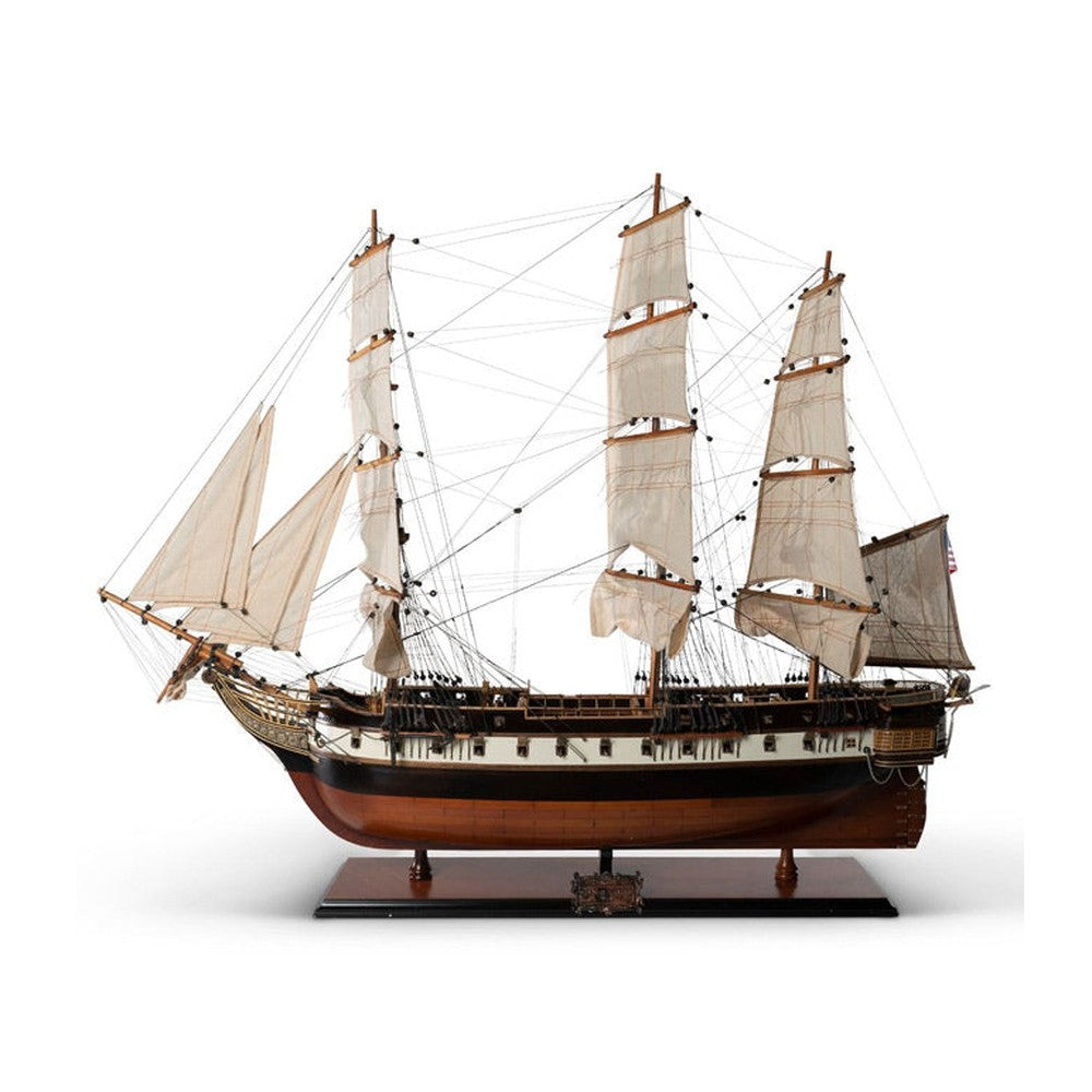 Az USS Constellation fregattról készült, óriás méretű, részletgazdag kézműves modell.