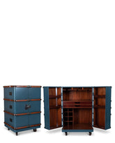 Századfordulós utazási bőröndök stílusában készült, kék és mahagóni színű többfukciós bárszekrény görgőkön.