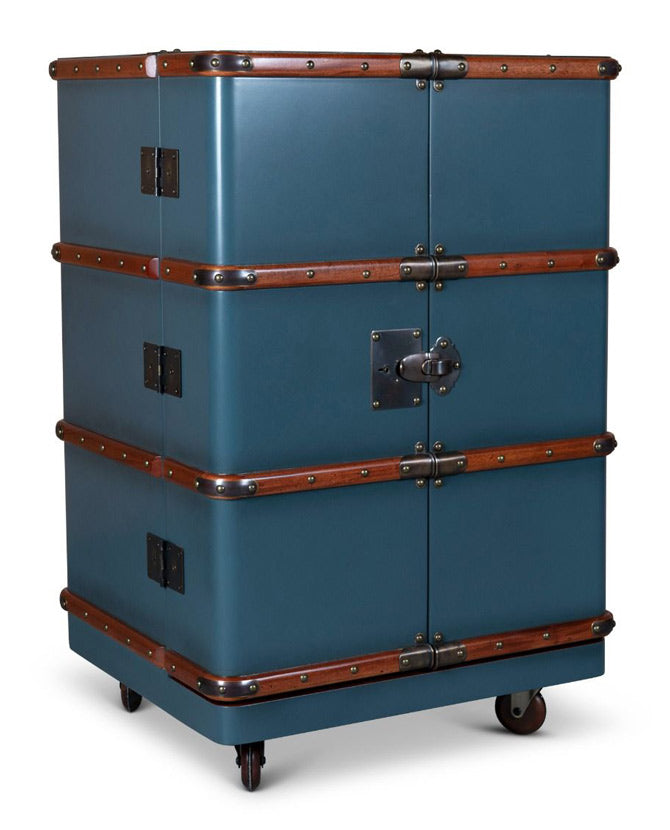 Századfordulós utazási bőröndök stílusában készült bárszekrény zárt állapotban