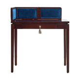 Klasszikus, vintage stílusú, kaucsukfából készült íróasztal, bársonyberakásos árnyékoló panellel.