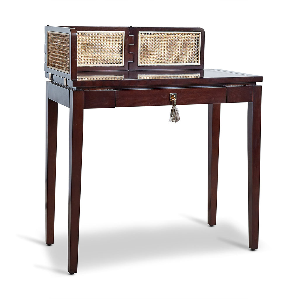Klasszikus, vintage stílusú, kaucsukfából készült íróasztal, rattanberakásos árnyékoló panellel.