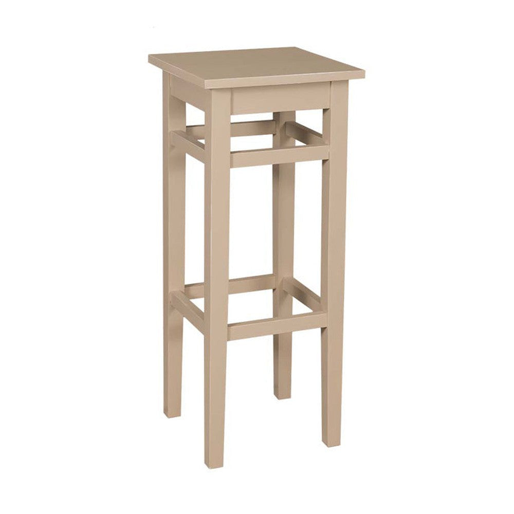 Fenyőfa hokedli-szerű bárszék magasított lábakkal. Színe: antikolt krémszínű.