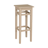 Fenyőfa hokedli-szerű bárszék magasított lábakkal. Színe: antikolt krémszínű.