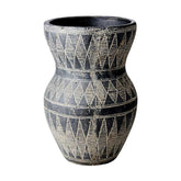 Törzsi stílusú, geometrikus mintákkal díszített, fekete színű, kézműves égetett agyag kaspó.