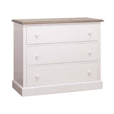 Fenyőfából készült, festett, fehér színű komód szürkésbarna színű tölgy fedlappal.