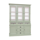 Kétrészes fenyőfa tálalószekrény. A felső részen három vitrines ajtó mögött három polc található. Alul három fók, két ajtós tároló és három vitrines rekesz gondoskodik a tárolásról. A bútor külső színe halvány mentazöld, belülről fehér.