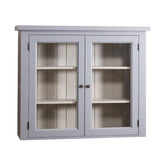 Törtfehér és bézs színű konyhai faliszekrény, két üveges ajtóval, és két polccal.