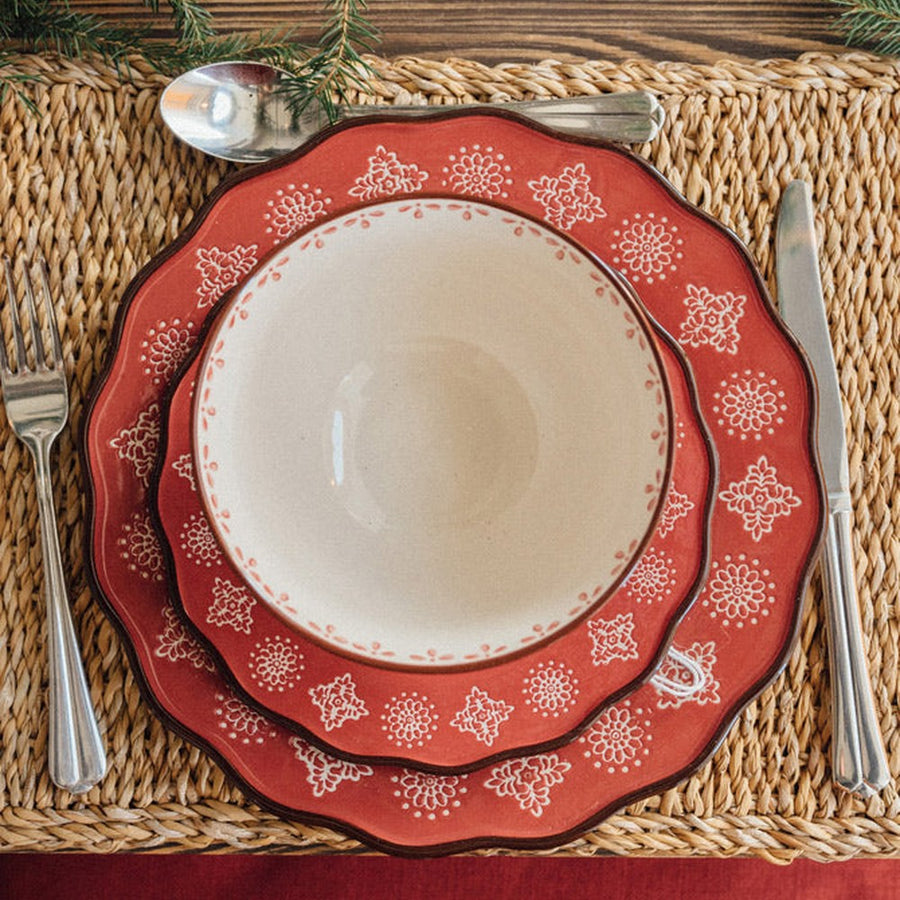 Skandináv stílusú, kézműves kerámia lapostányér stilizált virágmotívum díszítéssel