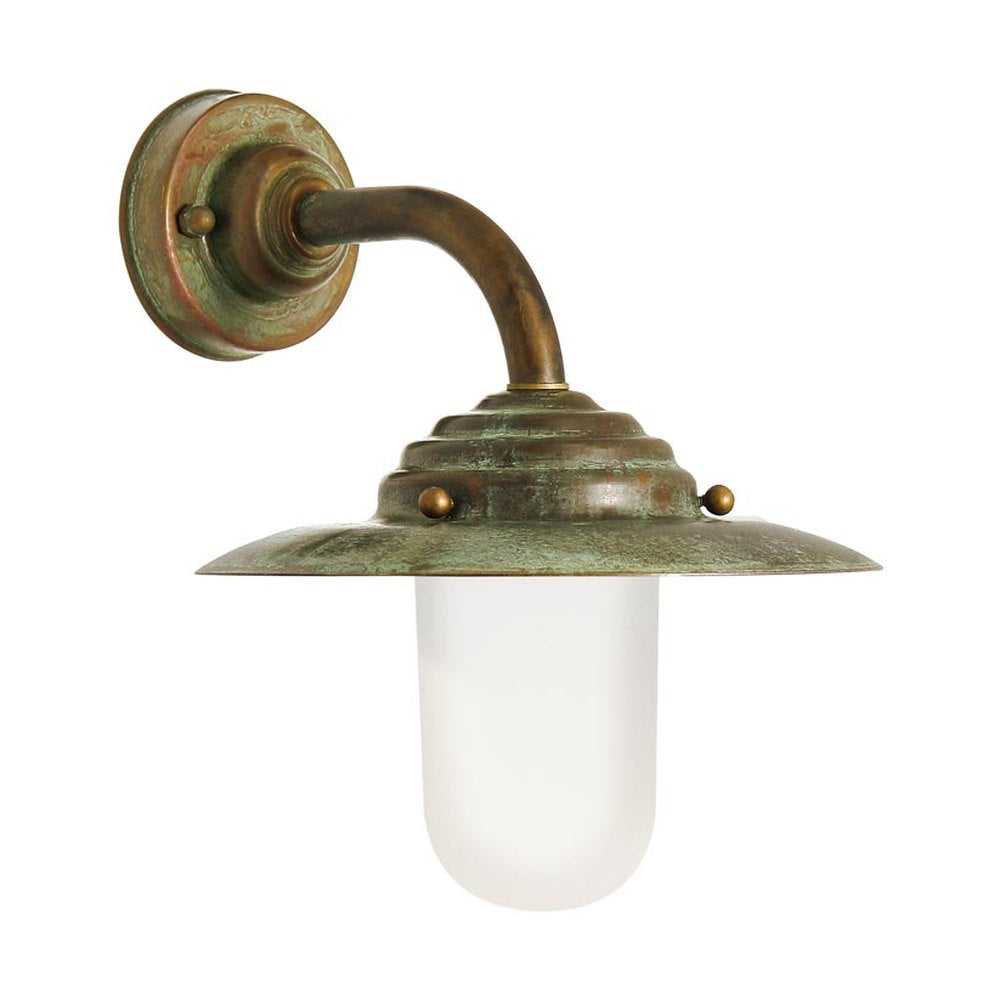 Country stílusú, antikolt réz színű falikar tányérszerű lámpatesttel és opál üvegbúrával.