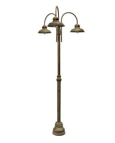 Vintage stílusú, antikolt sárgaréz színű, kandeláber három lámpával átlátszó üvegbúrával.