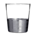 Modern, ezüstszínű fémmel díszített, röviditalos üveg pohár.