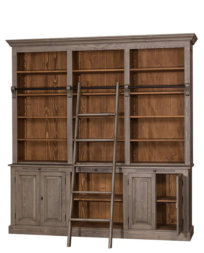 Háromosztatú fenyőfa könyvszekrény négy polccal és két kisméretű ajtós tárolóval a bútor alján. Színe élénk barna és szürkés barna.