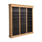 Klasszikus stílusú, háromosztatú fenyő könyvszekrény, állítható polcokkal. Színe natúr és csokoládébarna.