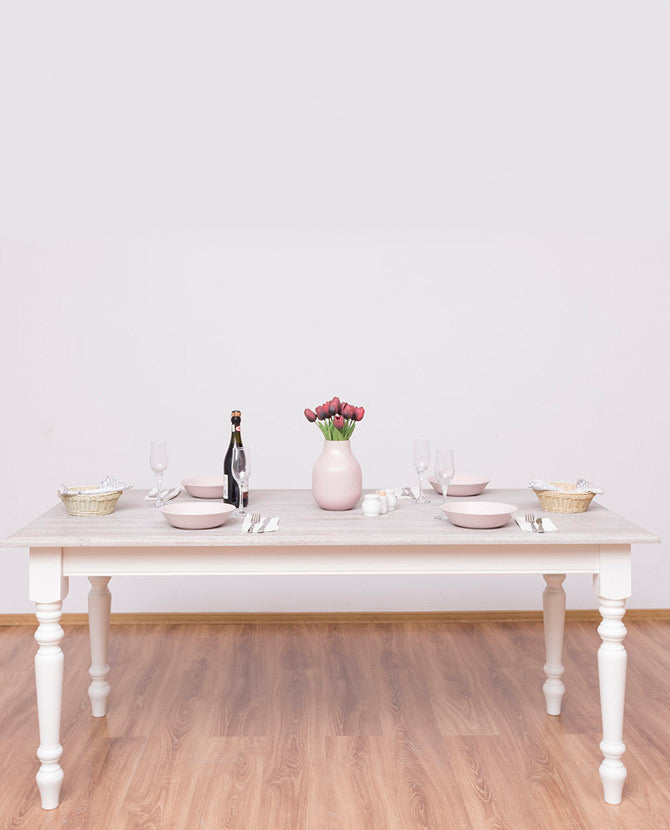 Vidéki stílusú, fehér színű, tömör fenyőfából készült étkezőasztal, szürke színű, olajozott tölgy fedalappal.