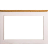 Fehér színű, fenyőfakeretes tükör natúr színű díszléccel a tetején.