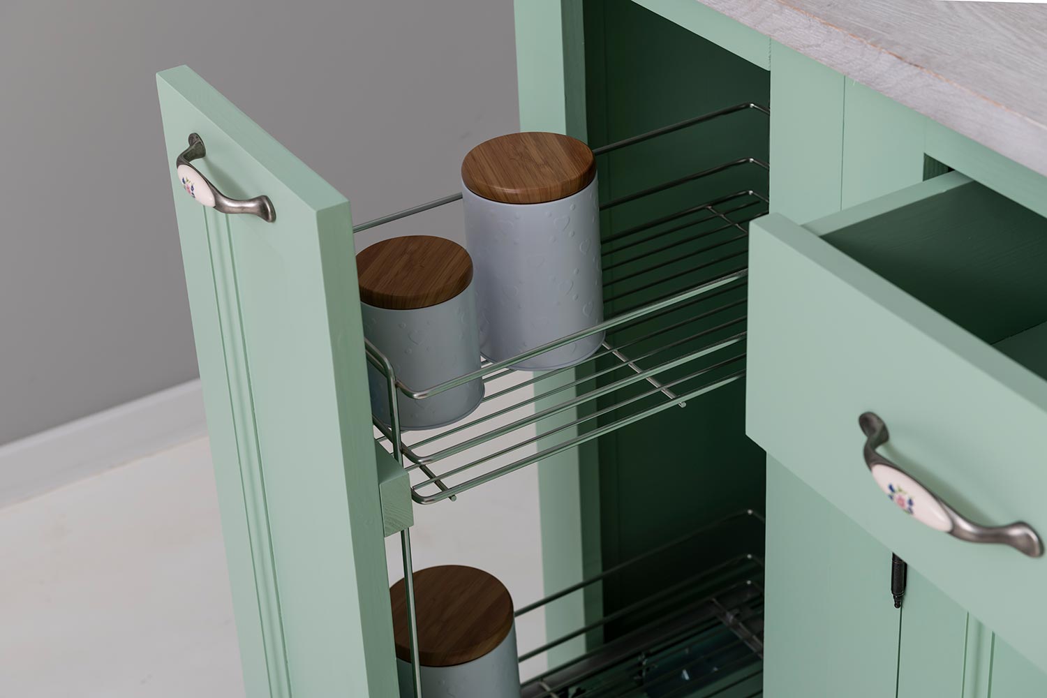 Hat elemes fenyőfa konyhaszekrény kihúzható szekrény modulja jolly kosárral.