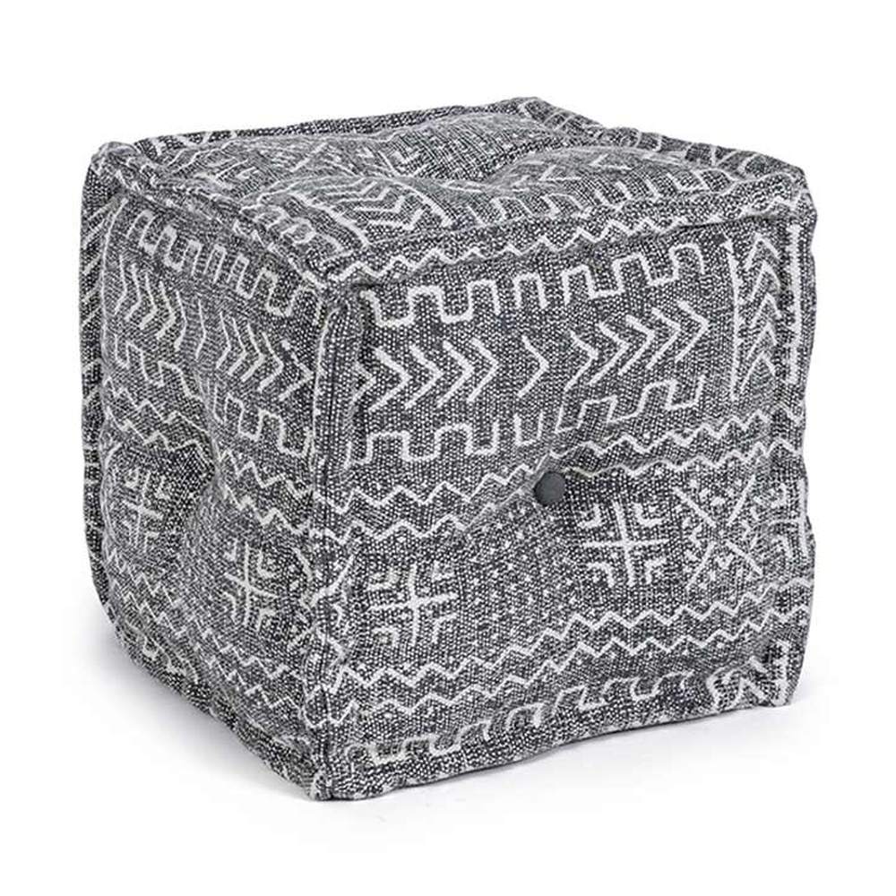 Törzsi stílusú, geometriai mintákkal díszített vászonnal kárpitozott puff.