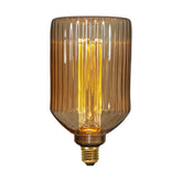 Nagyméretű Decoled New Generation Classic dekorációs izzó. Meleg fehér fényű LED dekorációs izzó, borostyán színű, barázdált üvegbúrával.