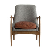 Loft stílusú, jegenyefenyőből készüt, szürke színű mintás textíliával kárpitozott fotel bőr párnával.