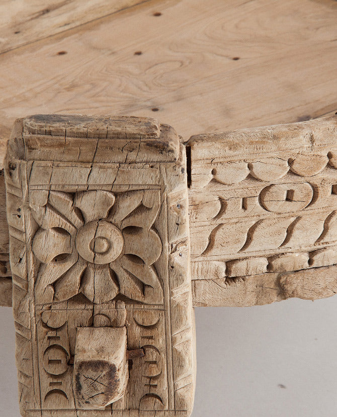 Törzsi stílusú, teakfából készült, 72 cm átmérőjű, dekoratív faragásokkal díszített kézműves dohányzóasztal