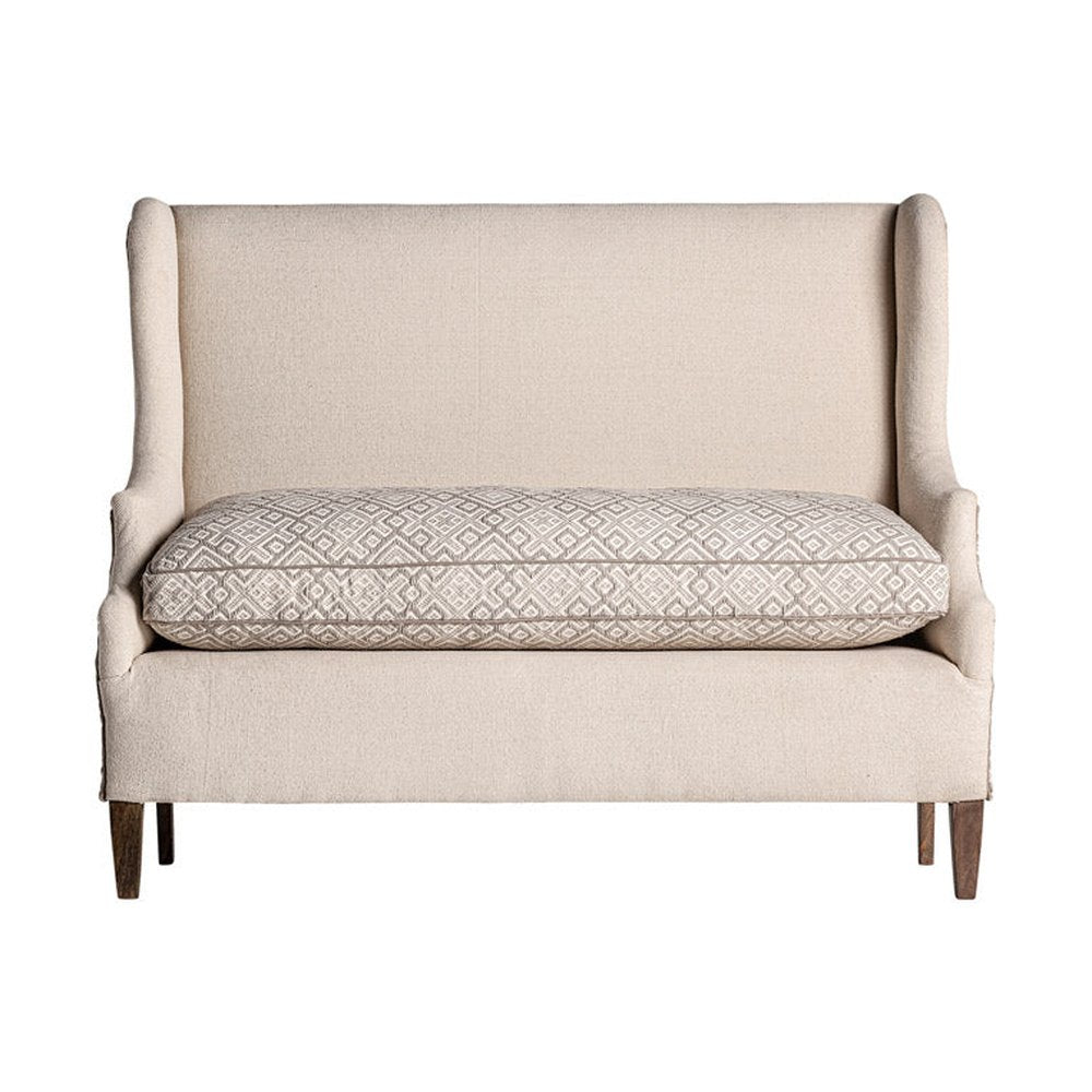 Koloniál stílusú mangófa kanapé törtfehér kárpitozással.