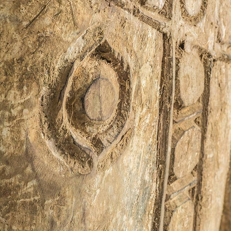 Részletgazdag faragott akácfa lófej felületének geometrikus mintázatú közelije