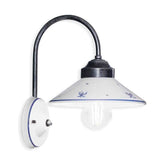 Festett motívumokkal díszített, mázas kerámiából és fémből készült kézműves falilámpa.