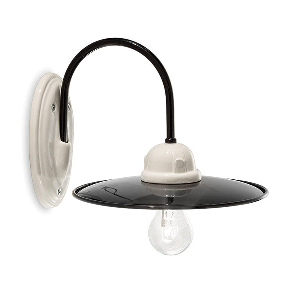 Vidéki stílusú, fekete színű mázas fémből és fehér színű mázas kerámiából készült, kézműves falilámpa.