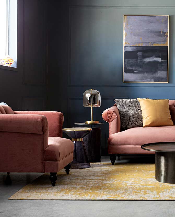 Glamour stílusú nappaliban álló antik pink színű Blossom kanapé és fotel.