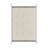 Bézs színű gyapjú szőnyeg.