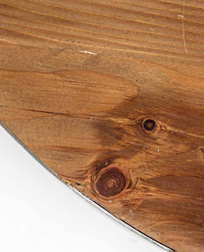 Kortárs stílusú, félgömb alakú, újrahasznosított fémből és fából készült dohányzóasztal asztallap részlete.