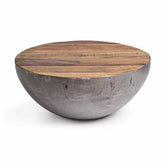 Kortárs stílusú, félgömb alakú, újrahasznosított fémből és fából készült dohányzóasztal.