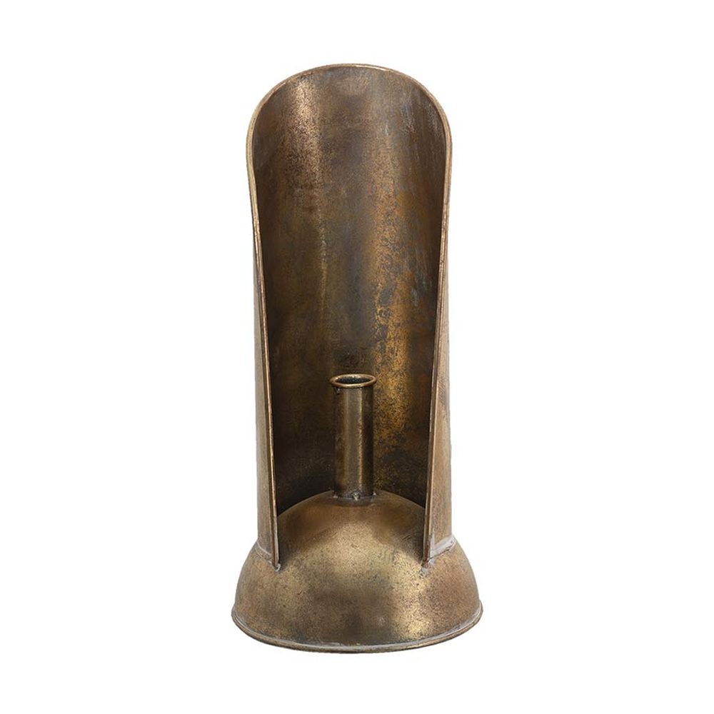 Antikolt felületű, rézszínű fémből készült, 16 cm átmérőjű és 35 cm magas, vidéki stílusú gyertyatartó.