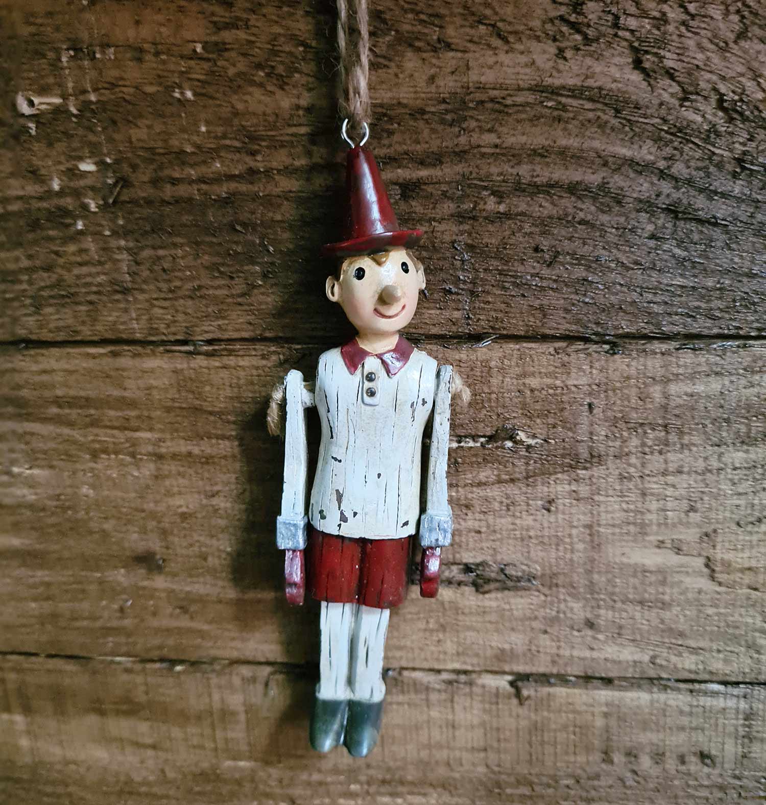 Vintage stílusú, 12 cm magas, fa hatású, függeszthető Pinokkió-figura.