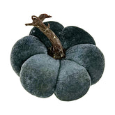 Szürkéskék színű bársonyból készült dekorációs dísztök.