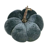 Szürkéskék színű bársonyból készült dekorációs dísztök.