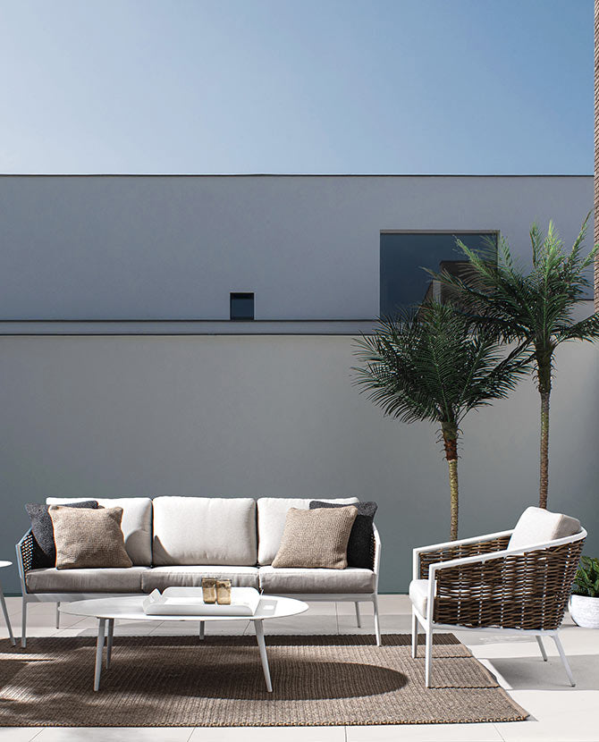 Homokszürke színű kerti ülőgarnitúra, modern teraszon.