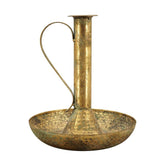 Antikolt felületű, aranyszínű fémből készült, vidéki stílusú hordozható gyertyatartó.