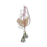 Prémium minőségű, függeszthető, 25 cm magas (+ akasztó), exkluzív megjelenésű, madár alakú, illatos kézműves szappan dekoráció, fehér színű fém tulipánokkal