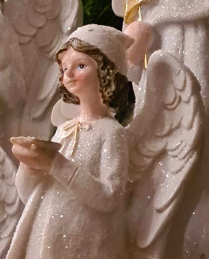 Fehér színű, glitteres felületű, 22 cm magas, sapkás karácsonyi angyalka arany színű tálcával a kezében