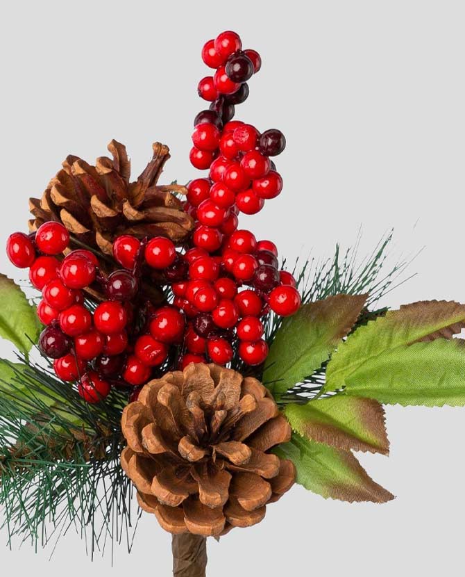 Fenyőtobozokkal, hervadó levelekkel tarkított, piros bogyós karácsonyi dekor fenyő pick.