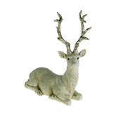 Glamour stílusú, fehér színű, deres hatású, ezüst agancsú és patájú exkluzív karácsonyi szarvas..