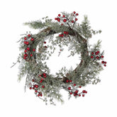 Piros bogyókkal díszített, ezüstös zöld színű mesterséges fenyőágakból készült karácsonyi koszorú, ajtódísz.