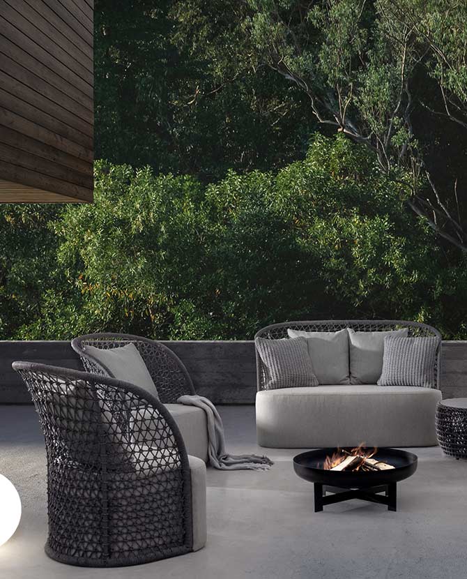 Teraszon álló kerti garnitúra köztük a modern formatervezett kanapé.