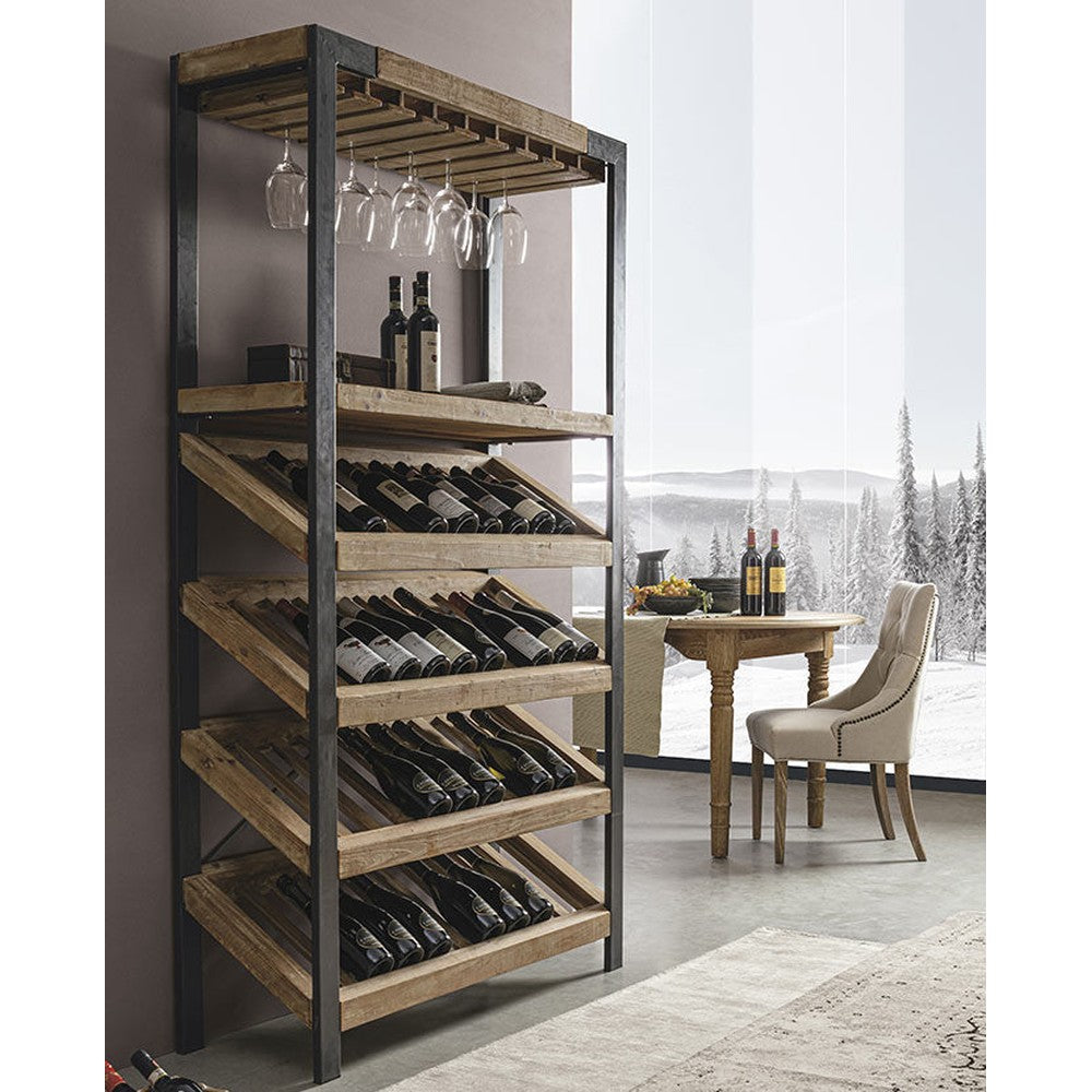 Loft stílusú bortartó polcos állvány, szürke fal előtt, megrakva borospalackokkal és poharakkal. Loft stílusú bortartó polcos állvány, szürke fal előtt, megrakva borospalackokkal és poharakkal.